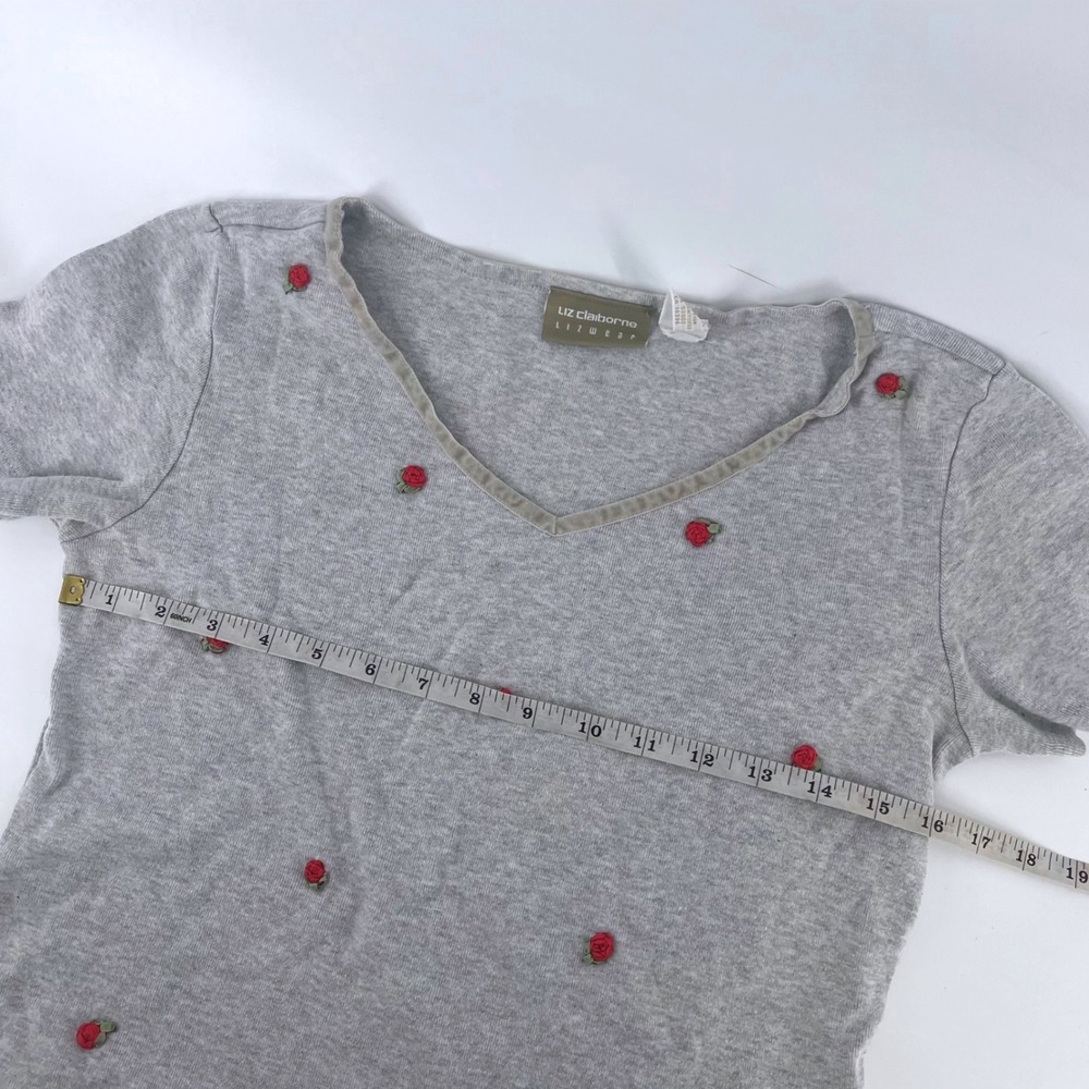 Liz Claiborne Lizwear Vintage Gray Ribbon Rose Baby Tee V-Neck T-Shirt Small - Picture 5 of 8